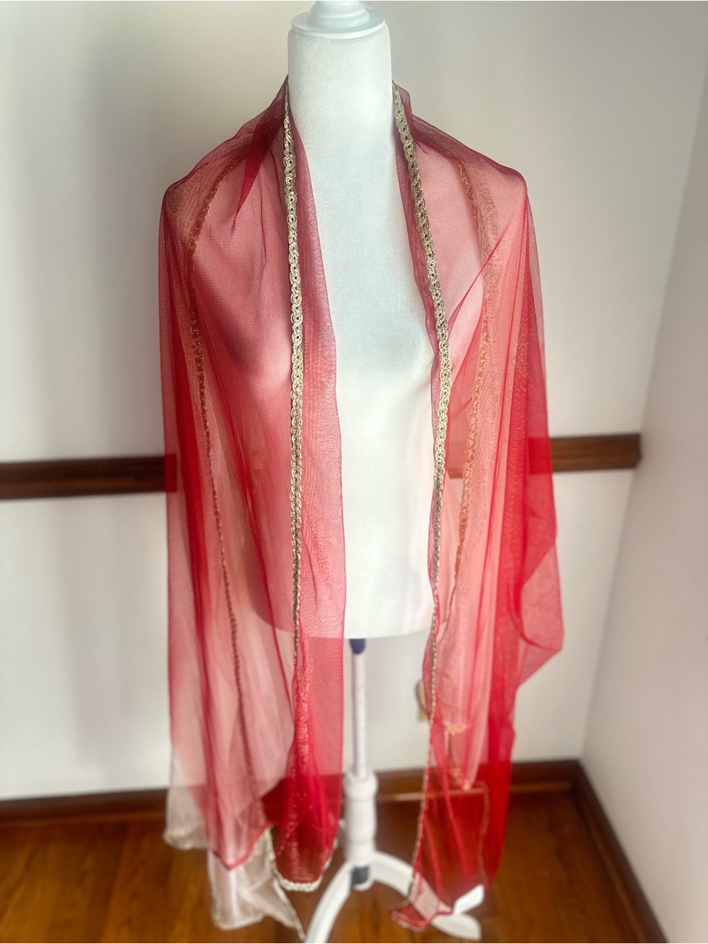 Vesh Lightweight Sheer Dupatta Gold Trim Ombrรฉ Red/White 85x45 Versa
Renaissance